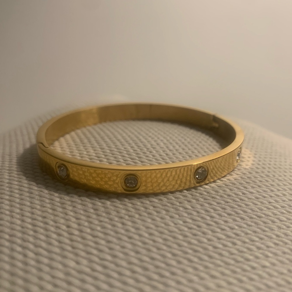 Gold bracelet with diamonds